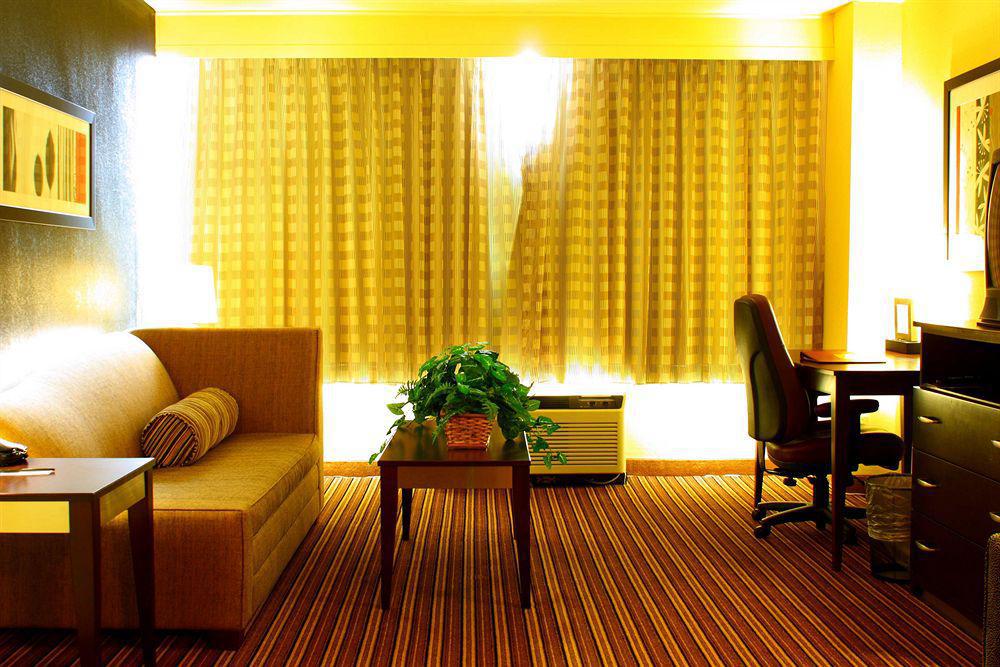 Отель Wyndham Garden Norfolk Downtown Экстерьер фото