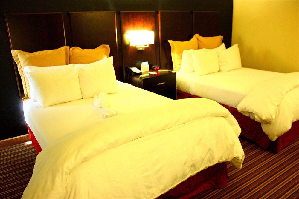 Отель Wyndham Garden Norfolk Downtown Экстерьер фото