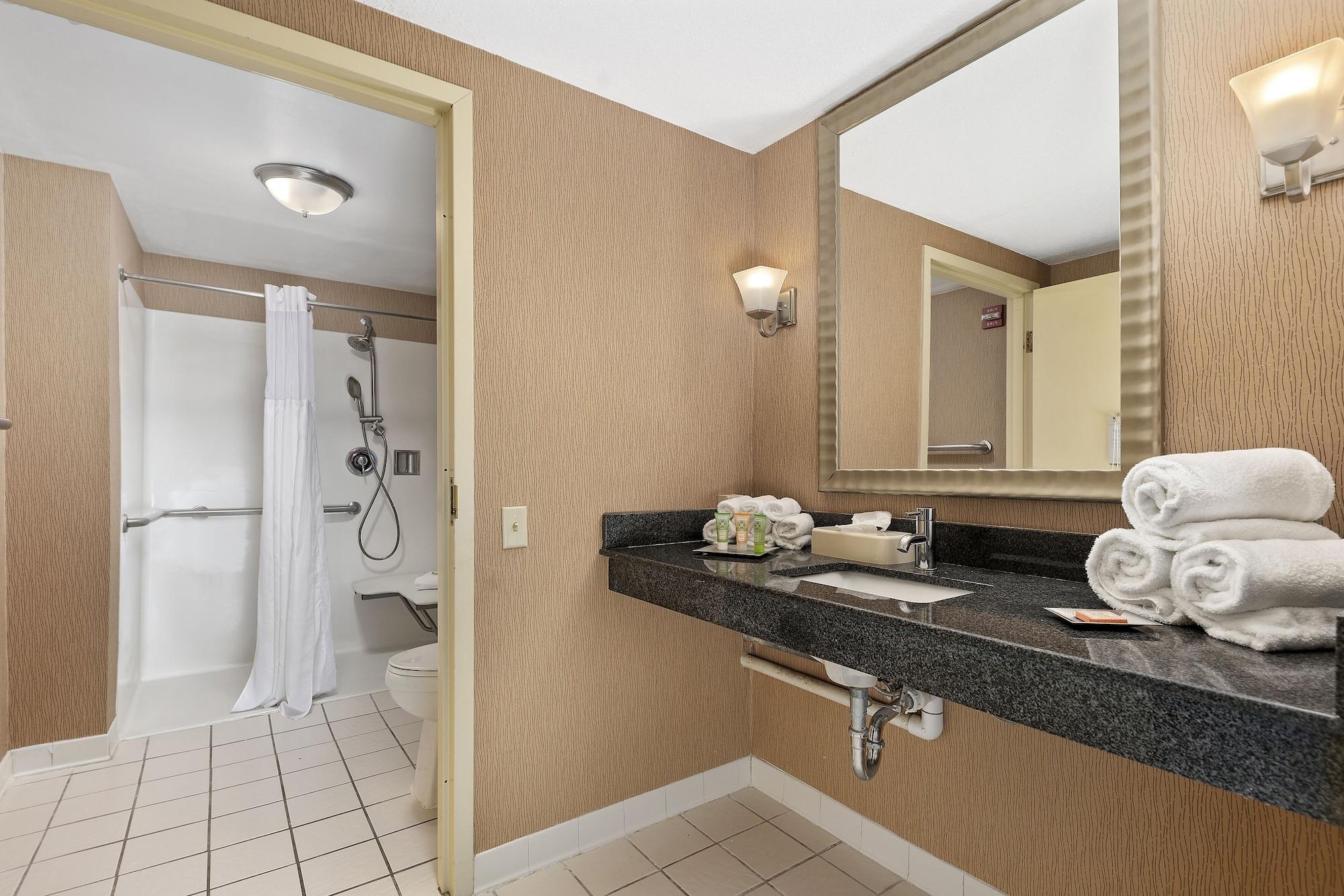 Отель Wyndham Garden Norfolk Downtown Экстерьер фото