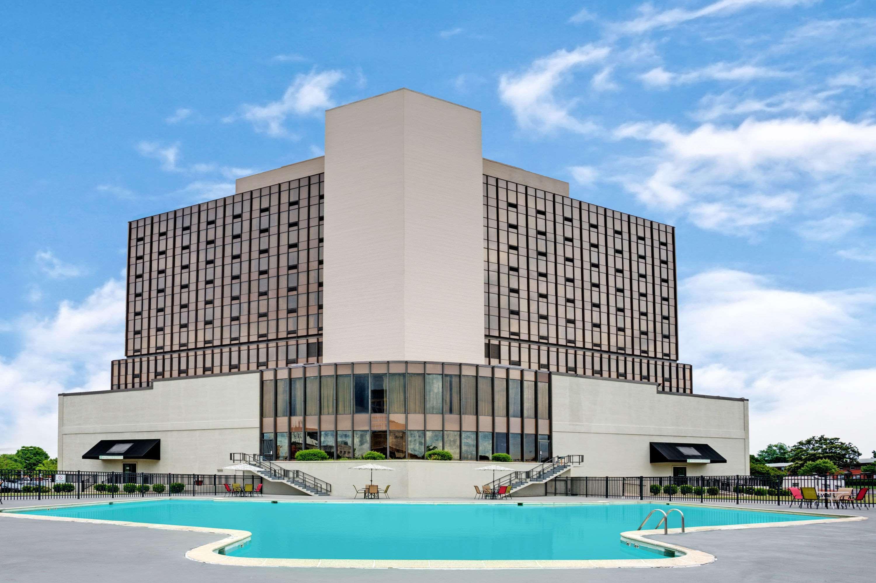 Отель Wyndham Garden Norfolk Downtown Экстерьер фото
