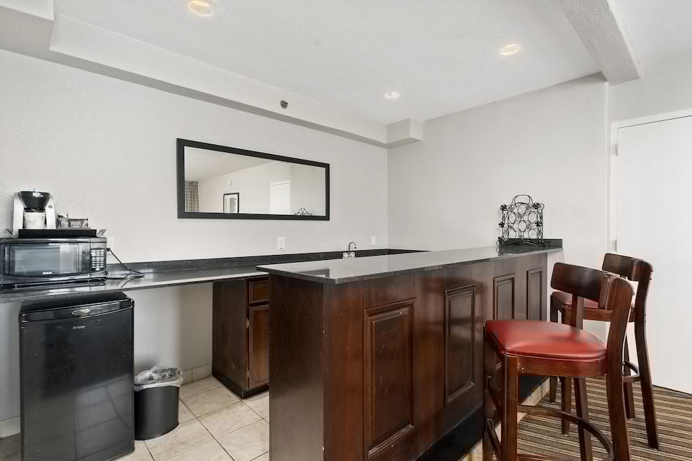 Отель Wyndham Garden Norfolk Downtown Экстерьер фото