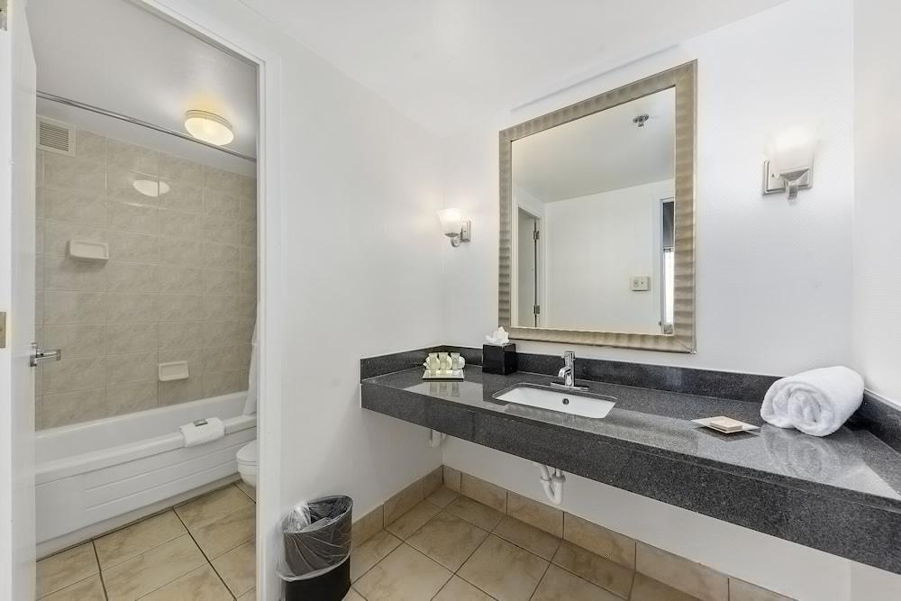 Отель Wyndham Garden Norfolk Downtown Экстерьер фото