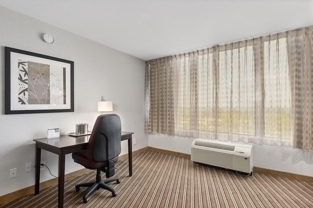 Отель Wyndham Garden Norfolk Downtown Экстерьер фото