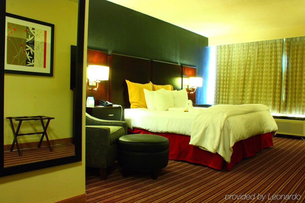 Отель Wyndham Garden Norfolk Downtown Экстерьер фото
