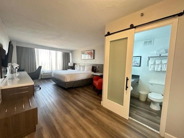 Отель Wyndham Garden Norfolk Downtown Экстерьер фото