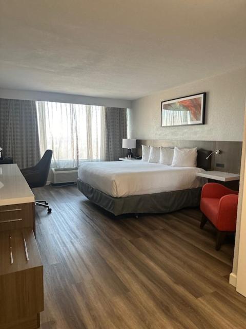 Отель Wyndham Garden Norfolk Downtown Экстерьер фото