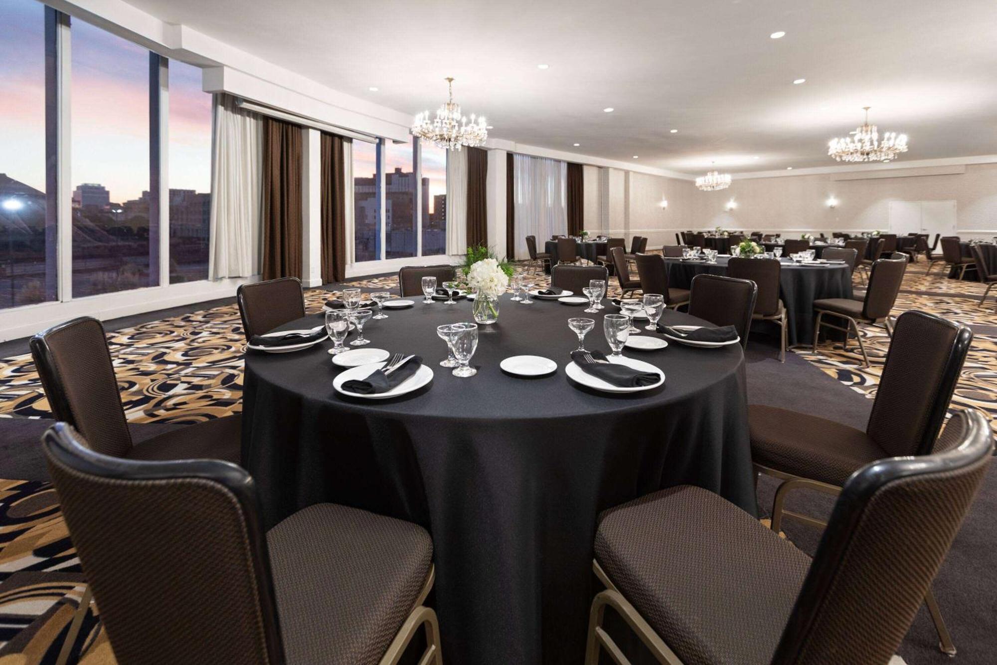 Отель Wyndham Garden Norfolk Downtown Экстерьер фото