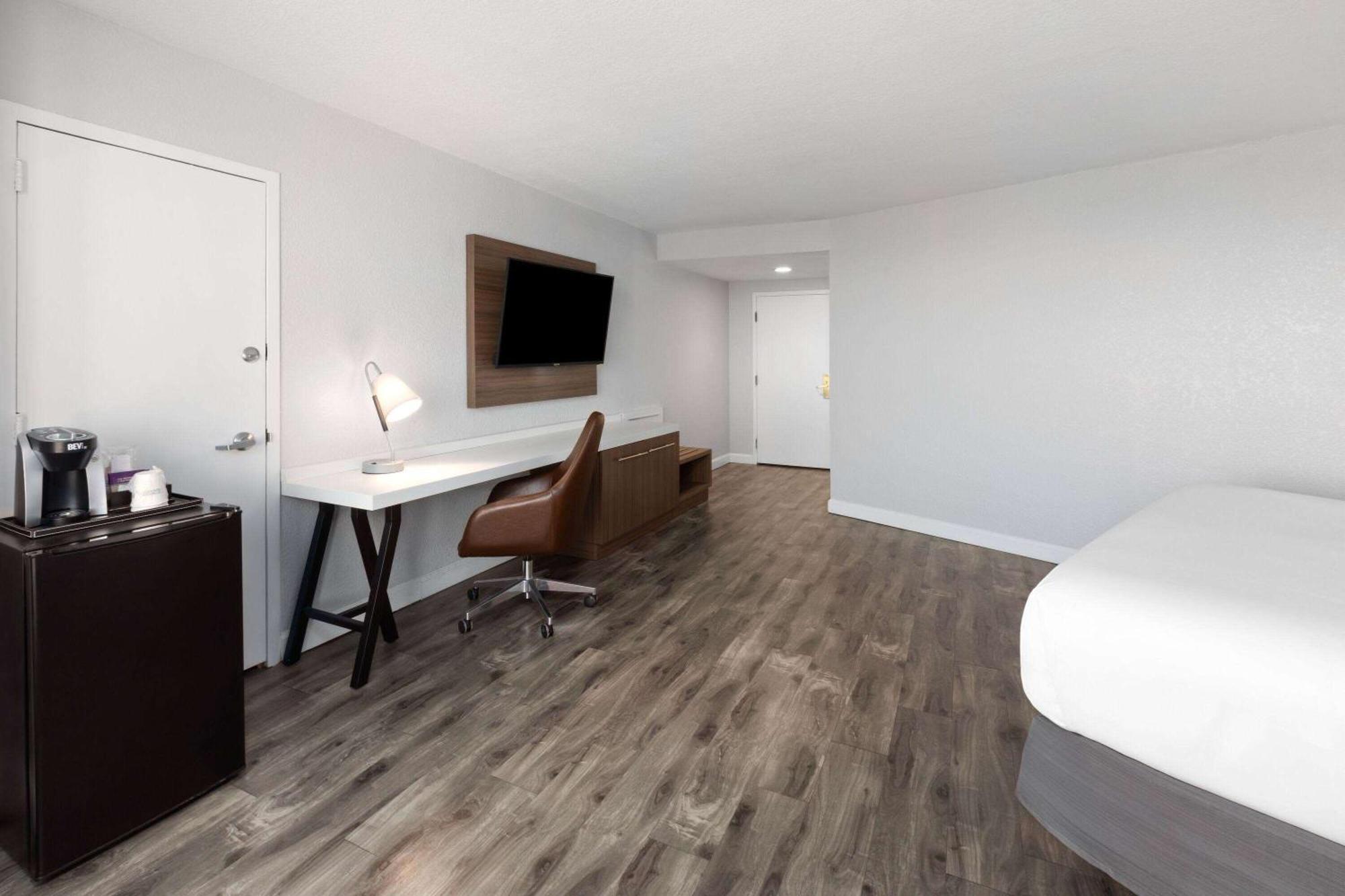 Отель Wyndham Garden Norfolk Downtown Экстерьер фото