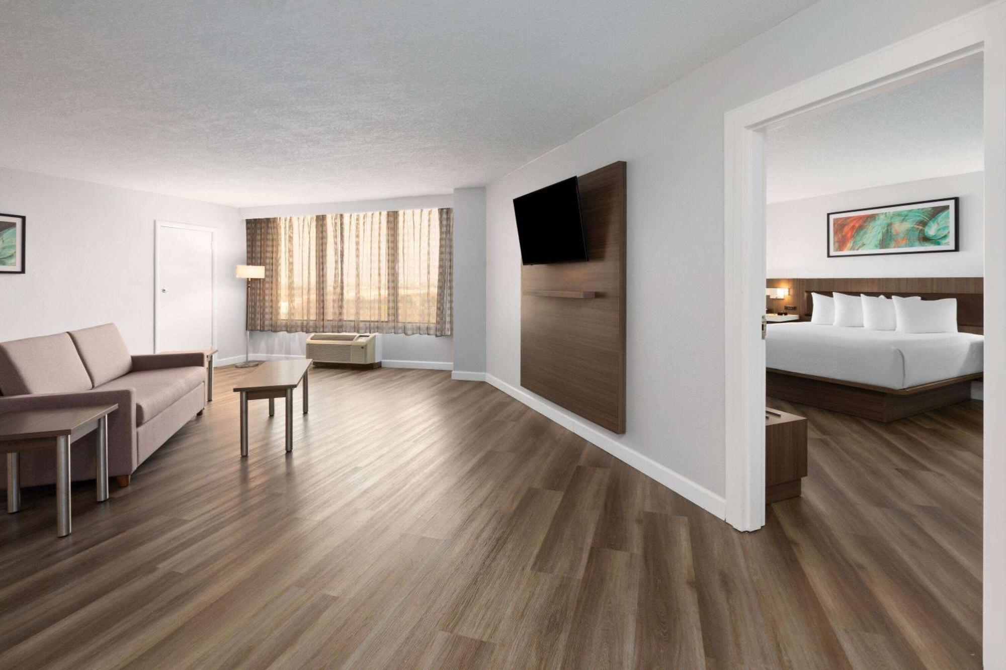 Отель Wyndham Garden Norfolk Downtown Экстерьер фото