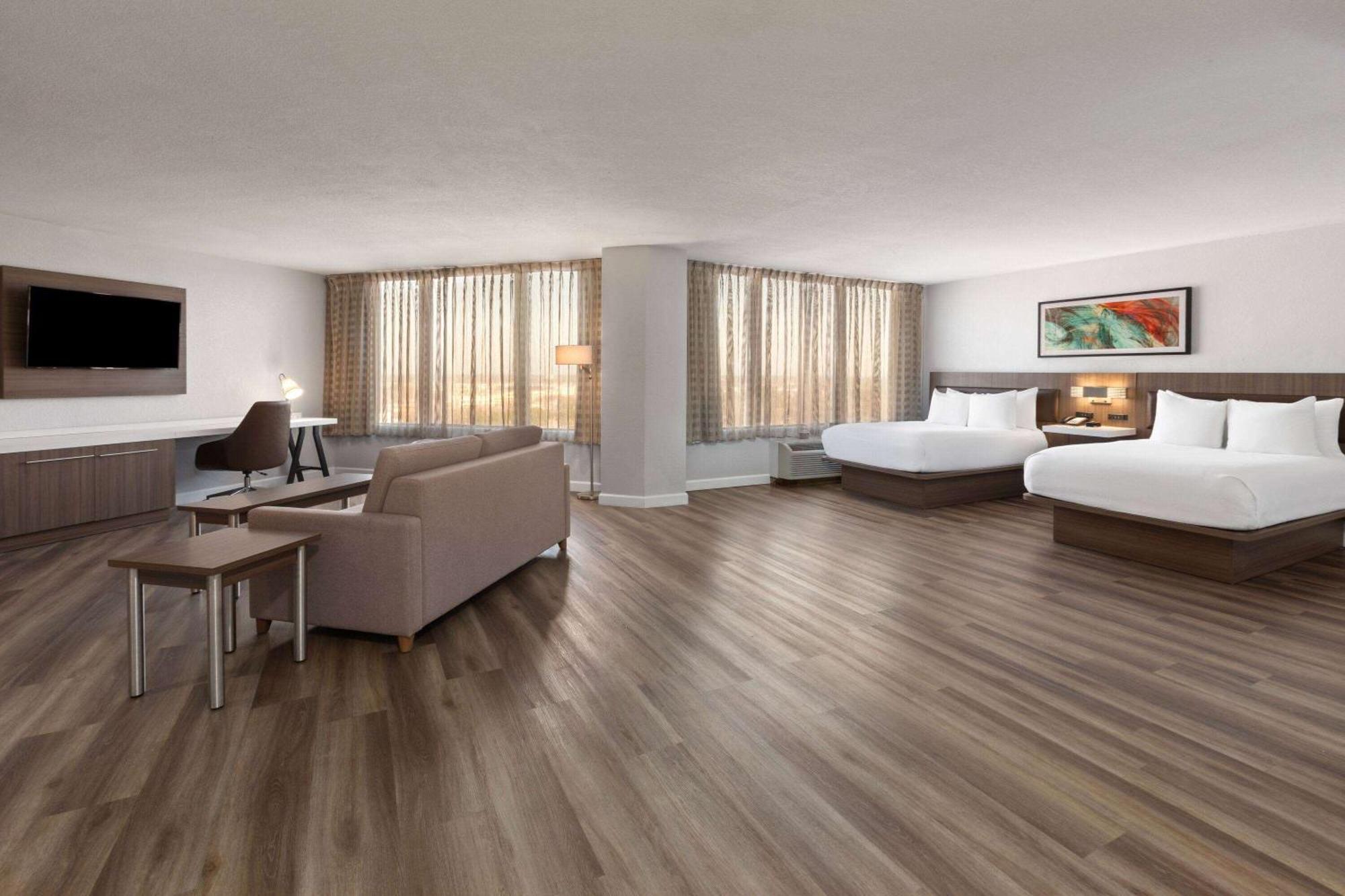 Отель Wyndham Garden Norfolk Downtown Экстерьер фото