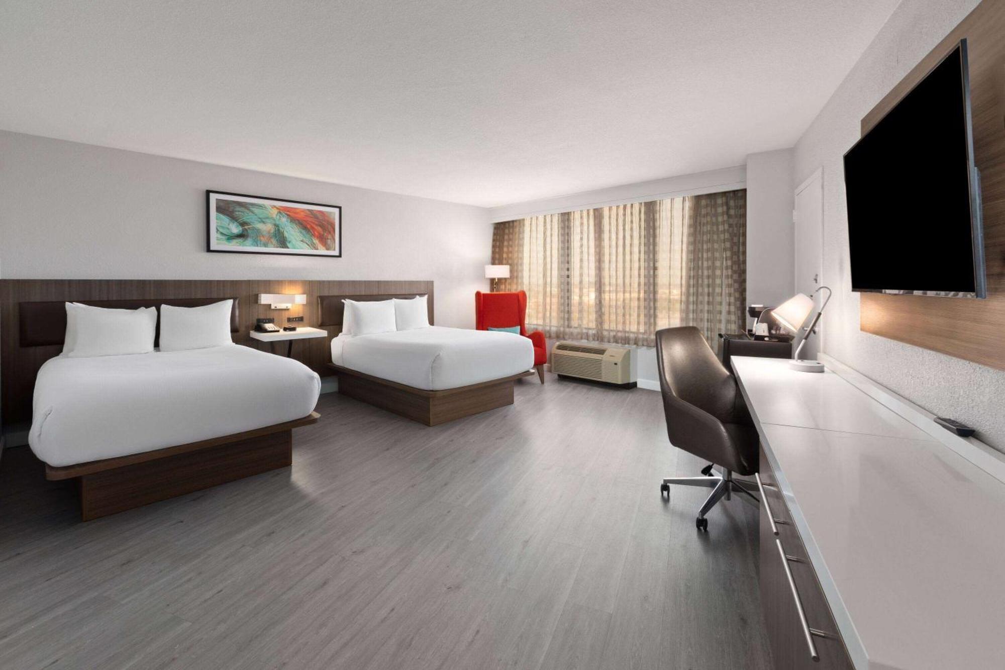 Отель Wyndham Garden Norfolk Downtown Экстерьер фото