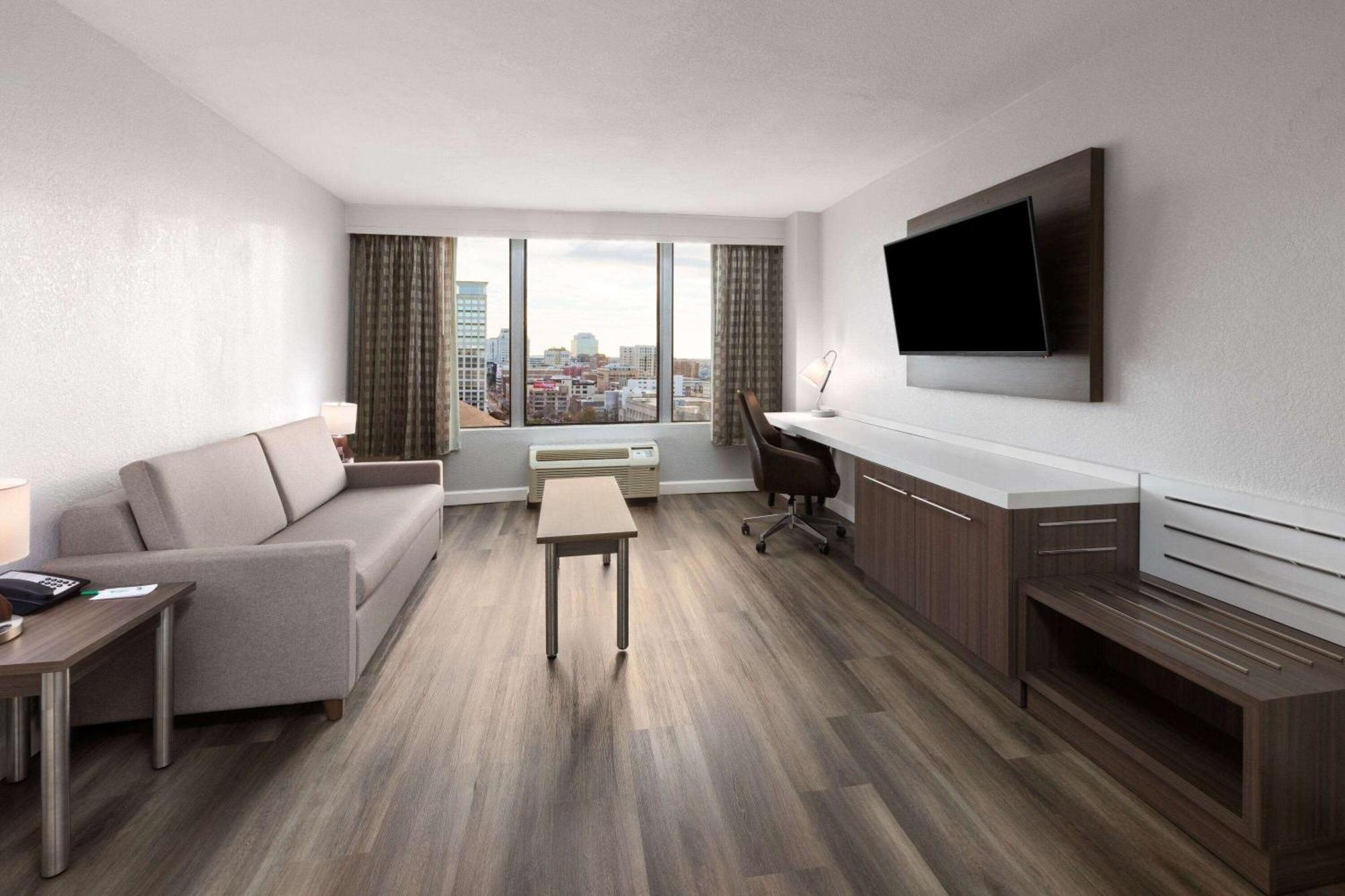 Отель Wyndham Garden Norfolk Downtown Экстерьер фото
