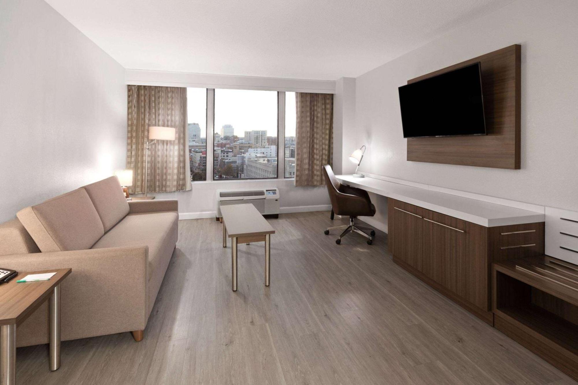 Отель Wyndham Garden Norfolk Downtown Экстерьер фото