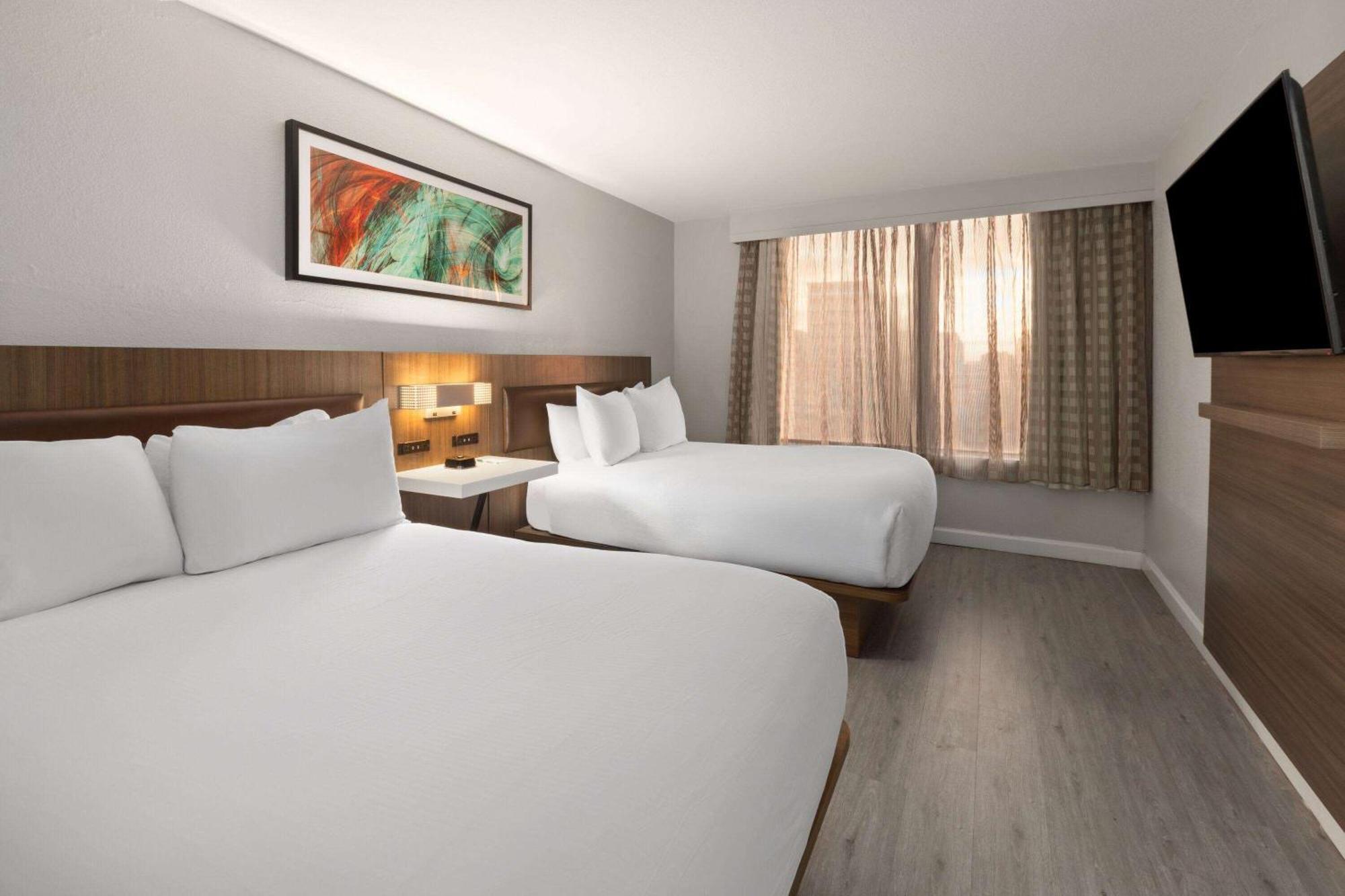 Отель Wyndham Garden Norfolk Downtown Экстерьер фото