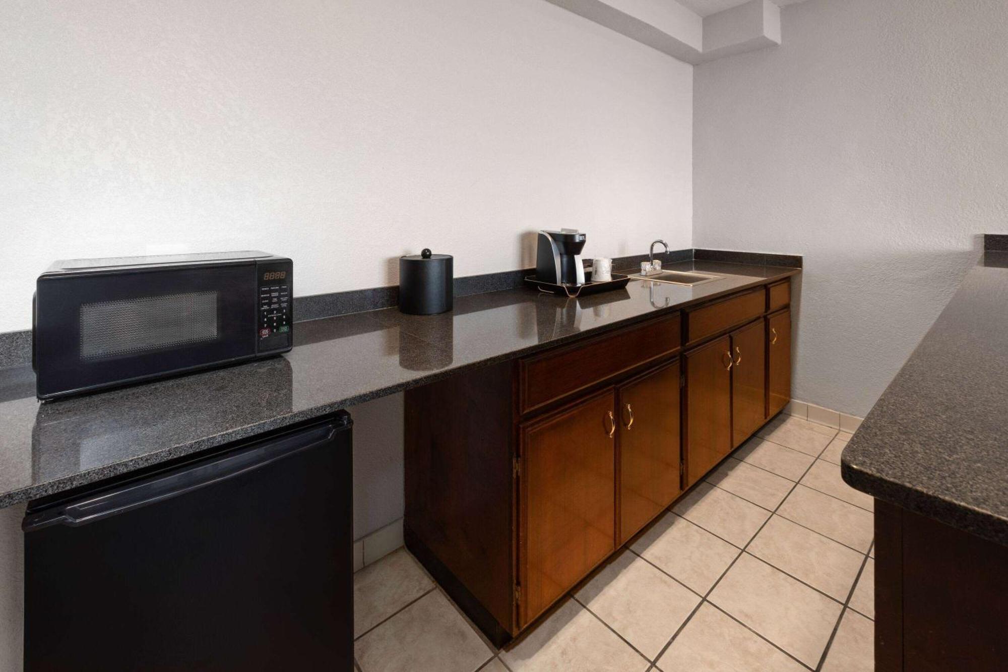 Отель Wyndham Garden Norfolk Downtown Экстерьер фото