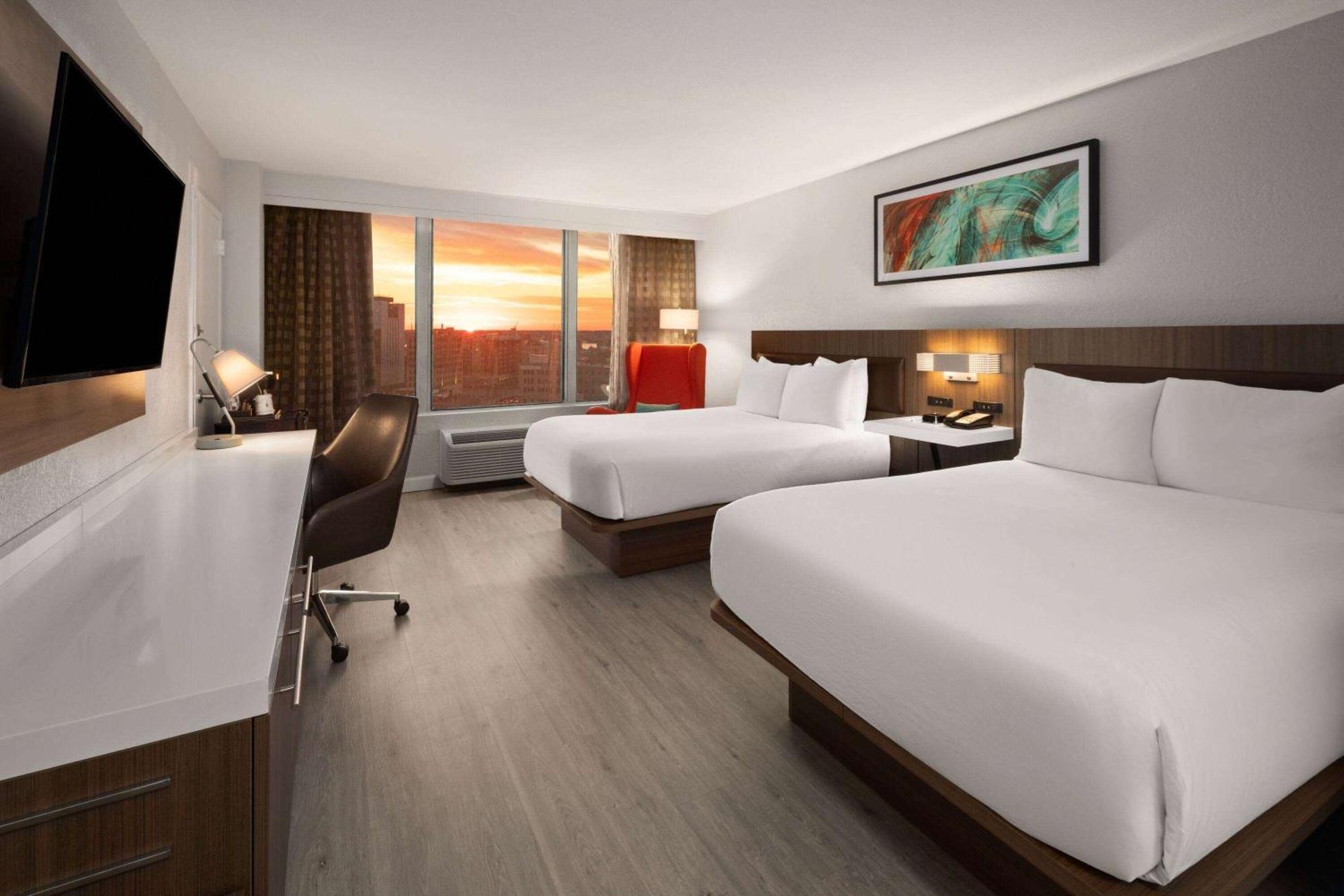 Отель Wyndham Garden Norfolk Downtown Экстерьер фото