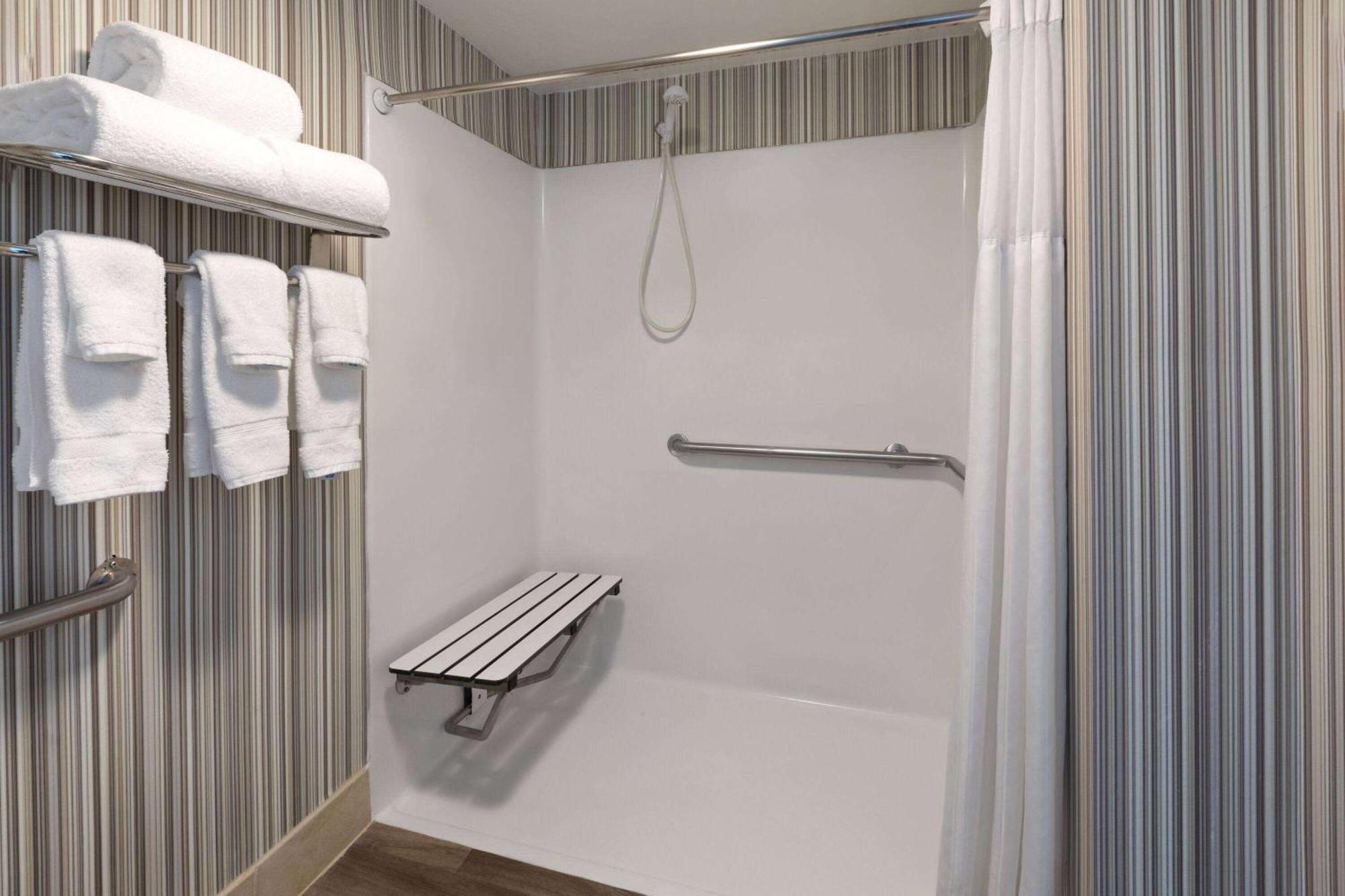 Отель Wyndham Garden Norfolk Downtown Экстерьер фото