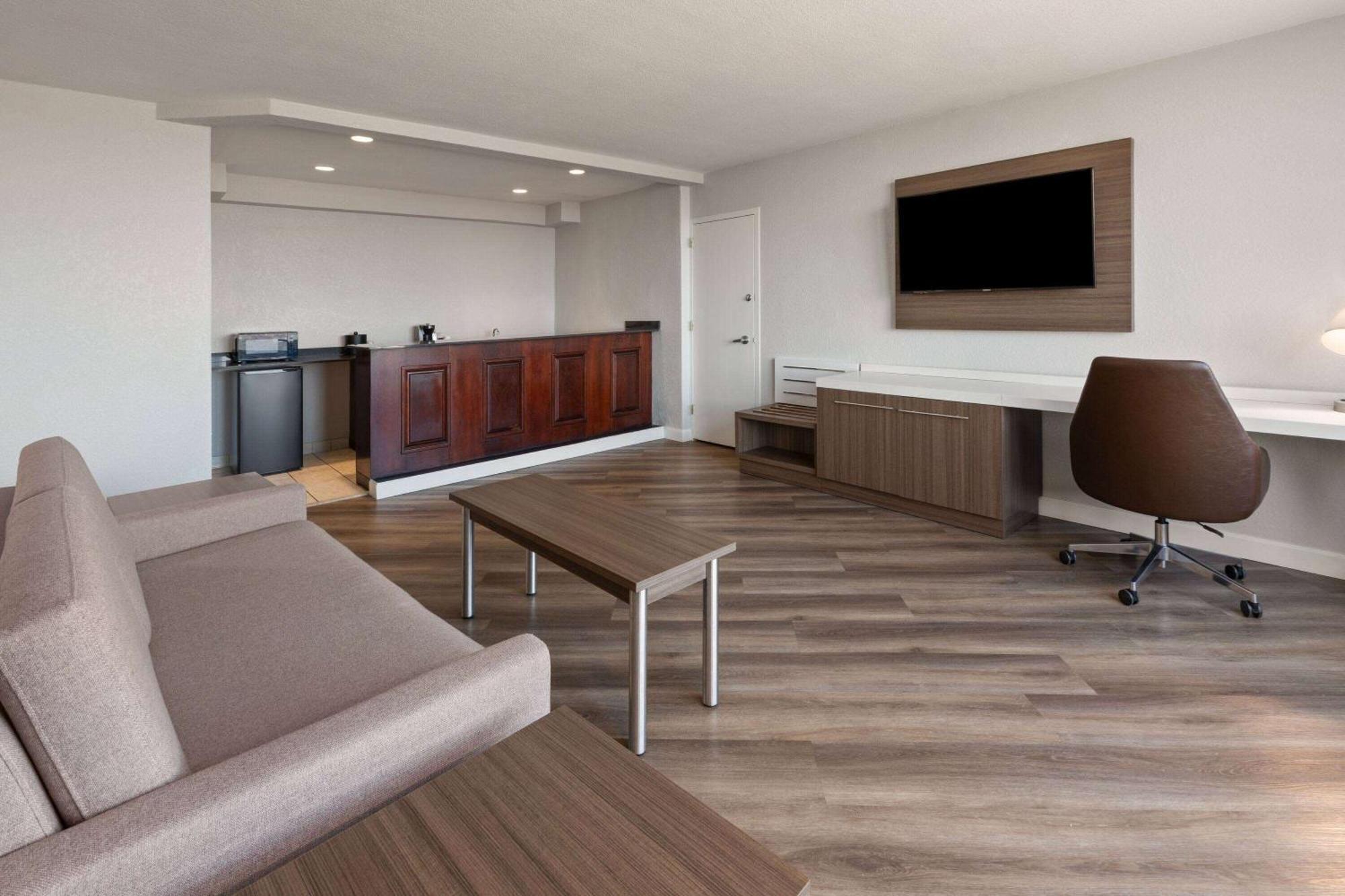 Отель Wyndham Garden Norfolk Downtown Экстерьер фото