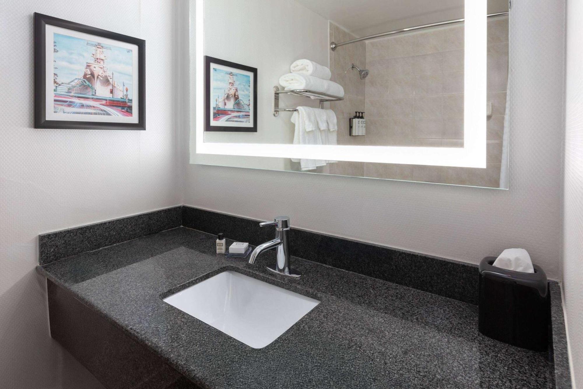 Отель Wyndham Garden Norfolk Downtown Экстерьер фото