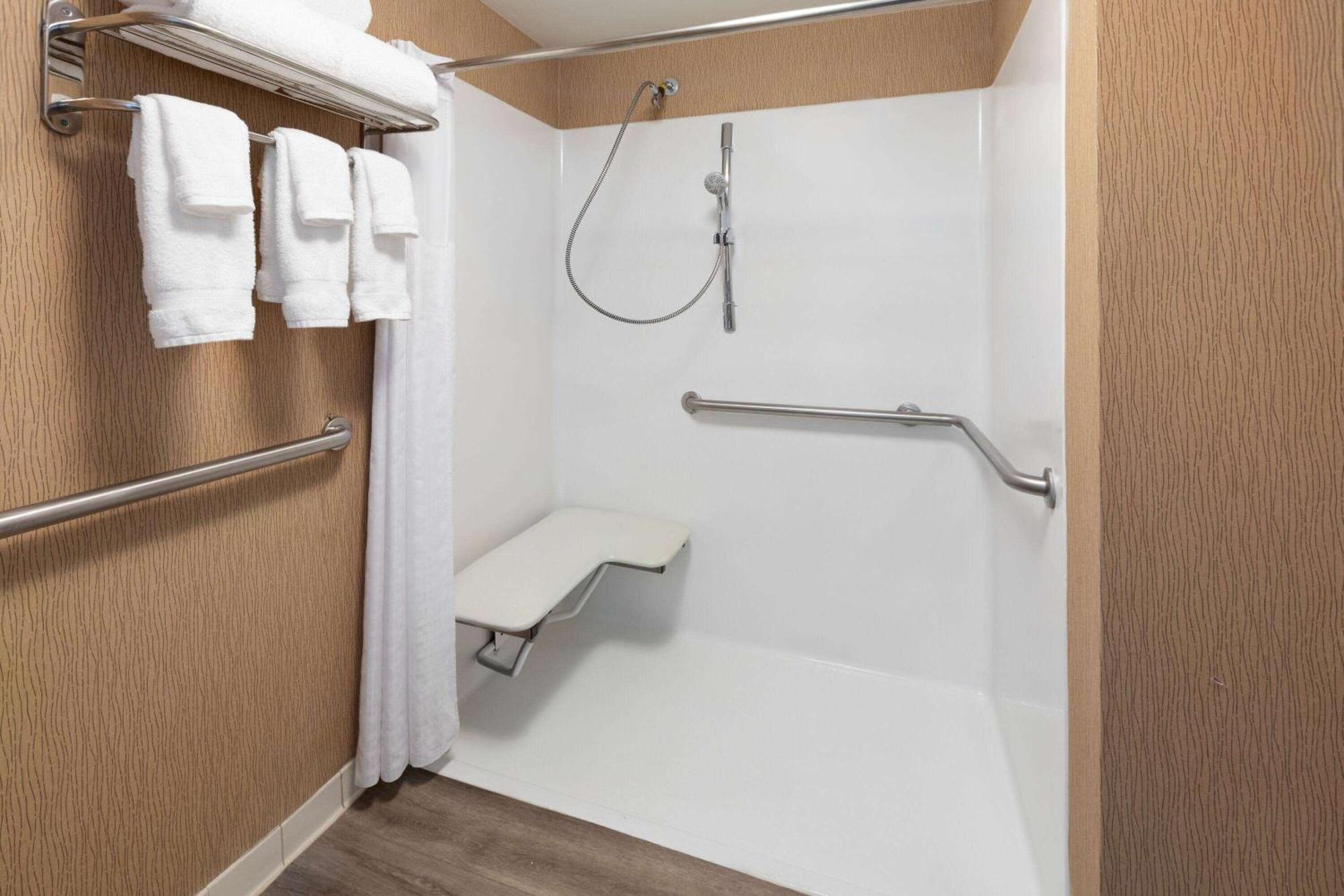 Отель Wyndham Garden Norfolk Downtown Экстерьер фото
