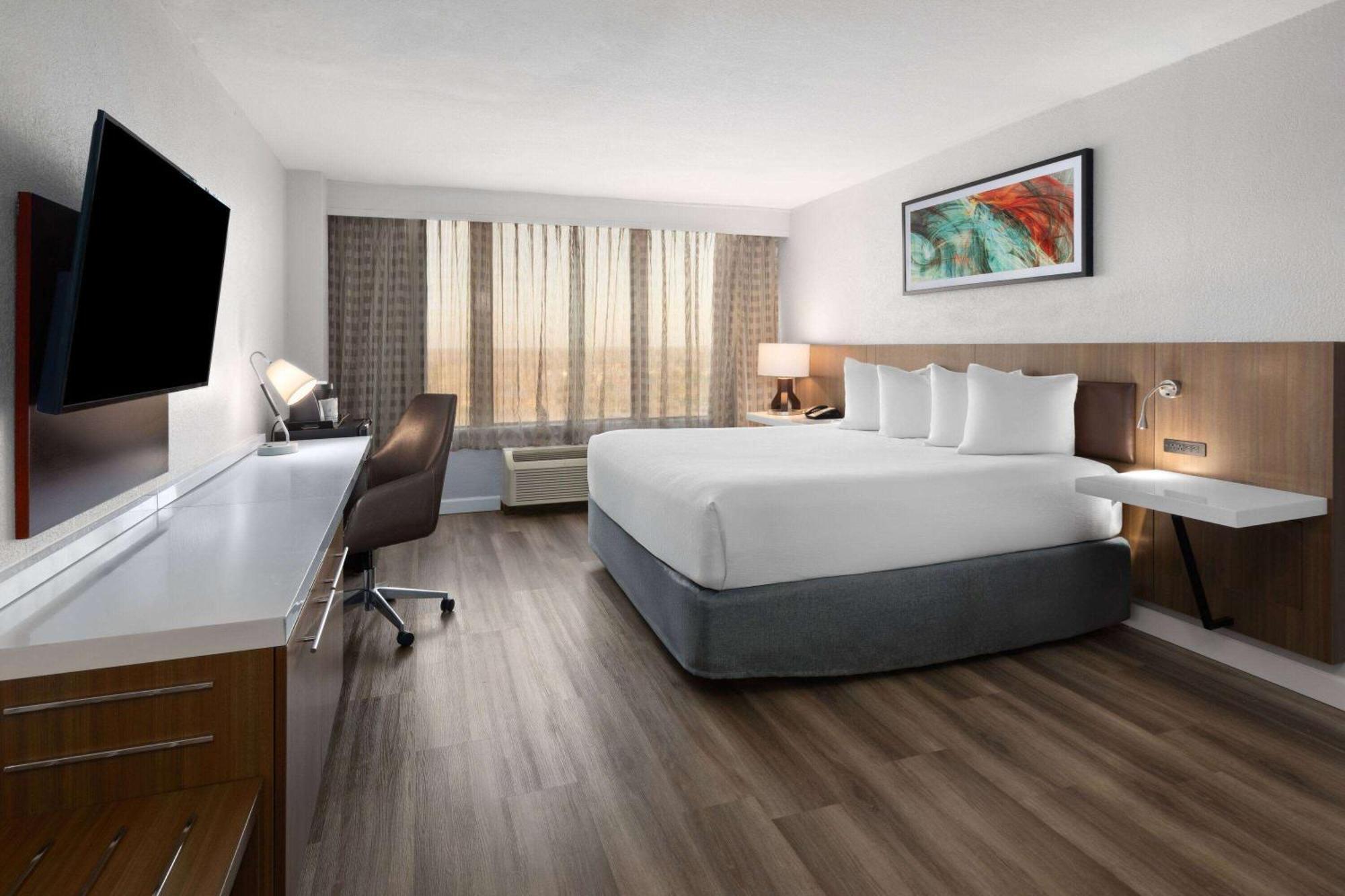 Отель Wyndham Garden Norfolk Downtown Экстерьер фото