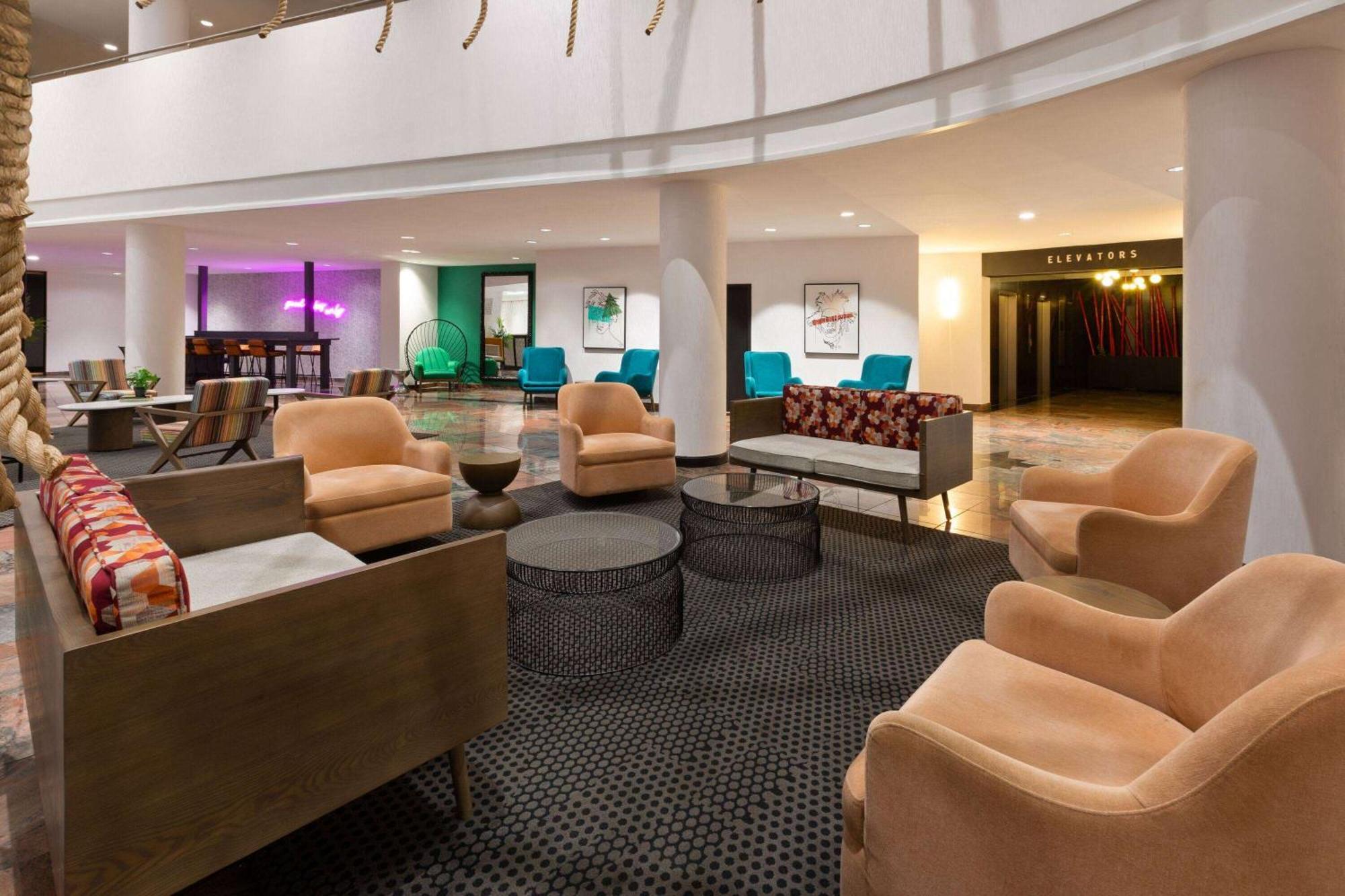 Отель Wyndham Garden Norfolk Downtown Экстерьер фото