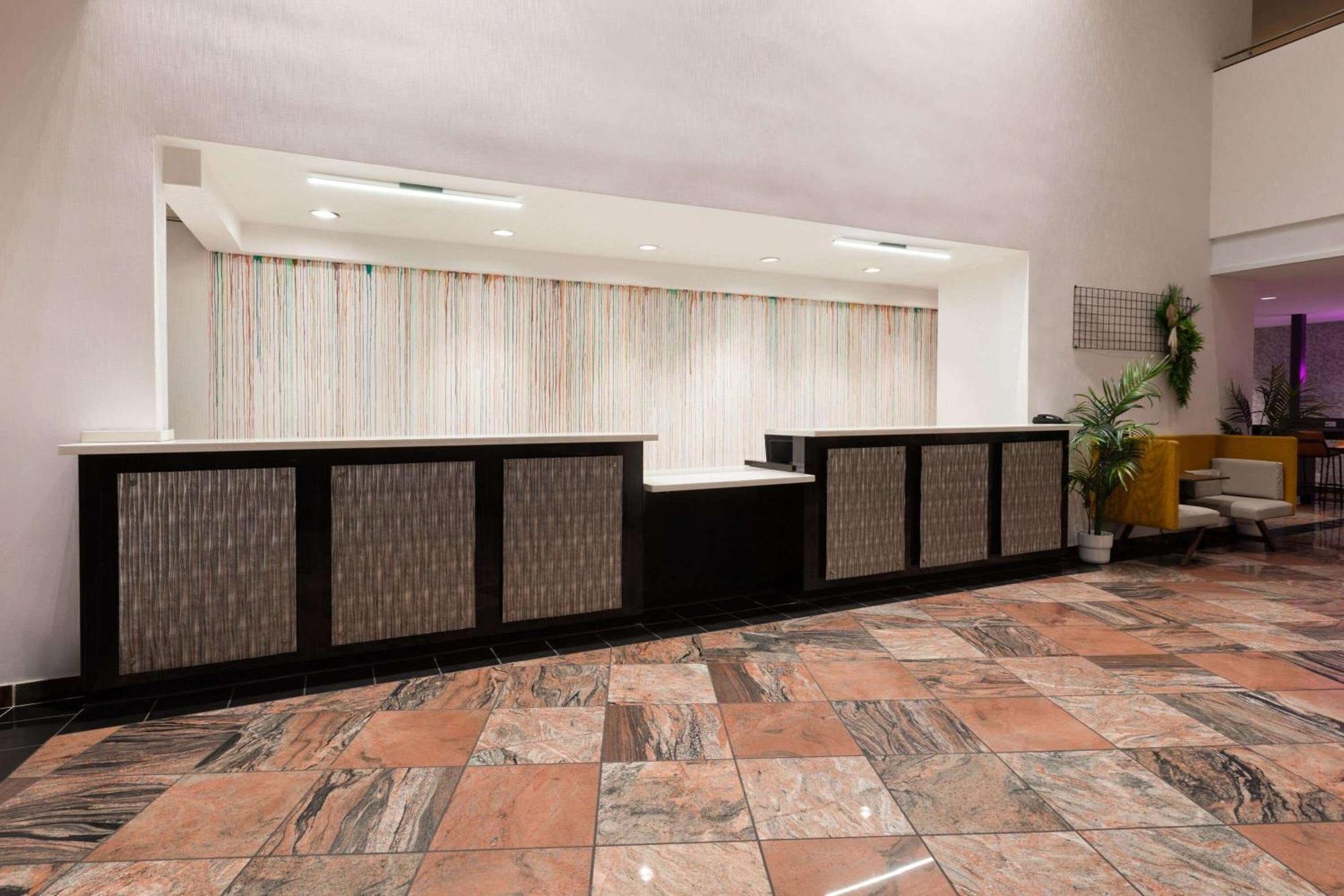 Отель Wyndham Garden Norfolk Downtown Экстерьер фото